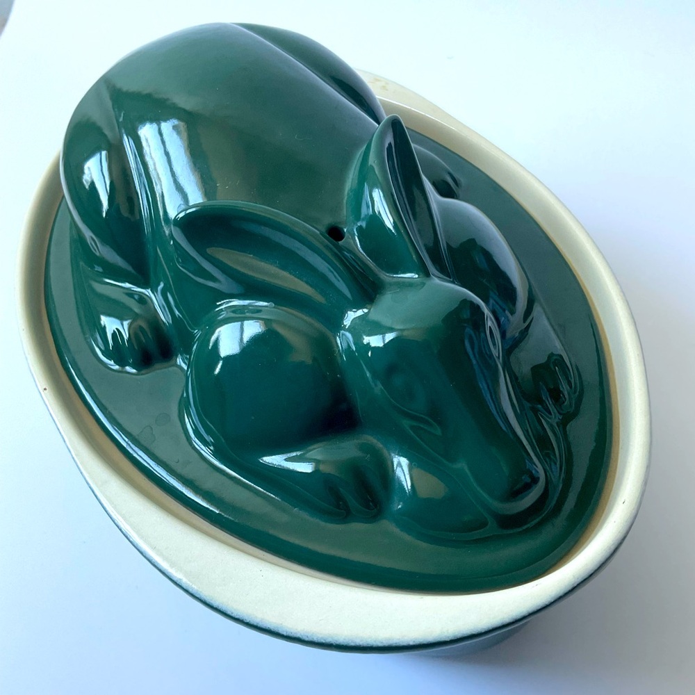 🧨SOLD🧨Chasseur Green Rabbit Oval Iron enameled Dutch oven Baking Dish